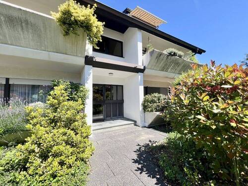 Hauseingang - Individuelle Eigentumswohnung mit 2 Balkonen + Garage