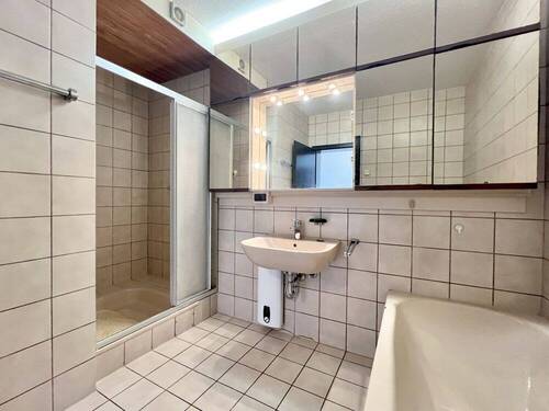 Bad mit Wanne und Dusche - 
