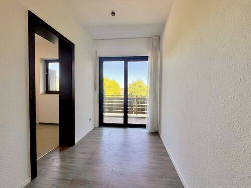 Flur mit Zugang zum 2. Balkon - 
