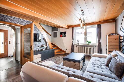 Wohnzimmer Vorderhaus - 7 Zimmer Mehrfamilienhaus, Wohnhaus zum Kaufen in Bayreuth