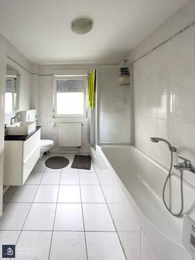 Tageslichtbad mit Wanne und Dusche - 