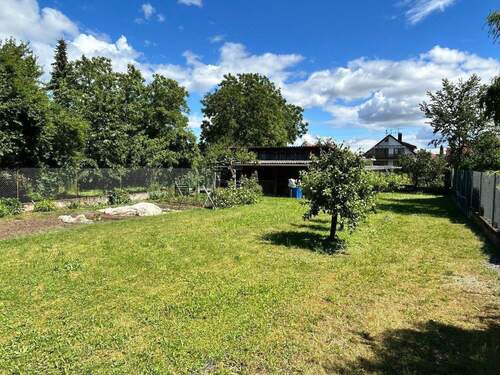 Garten - Wohnen mit Weitblick – Zweifamilienhaus auf großem Grundstück mit Entwicklungspotenzial