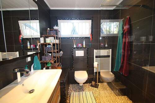 Das Badezimmer mit einer bodengleichen Dusche - 