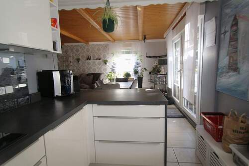 Blick von der Küche in das Wohnzimmer - 