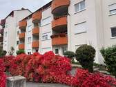 Frontalansicht Wohnanlage - Attraktive 2-Zimmer-Erdgeschosswohnung mit Balkon und Tiefgaragenstellplatz – Wohnen direkt am Main