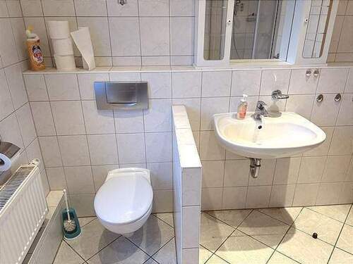 Bad mit Wanne und Dusche - 