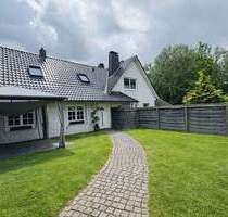 Vielseitige Doppelhaushälfte mit Garten, großer Terrasse, Bürotrakt & Garagen - Hamburg Bramfeld