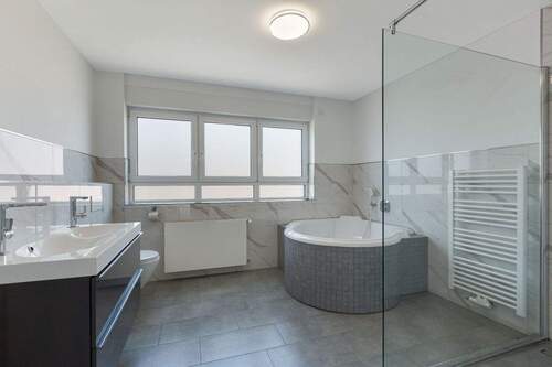 Badezimmer mit Whirlpool 1. OG - 