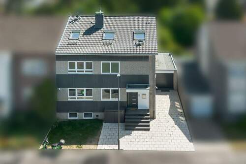 Ansicht Haus vorne - 9 Zimmer Einfamilienhaus zum Kaufen in Düsseldorf