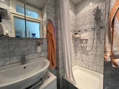 Bad mit Dusche - 
