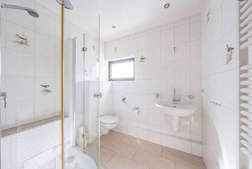 Badezimmer mit Dusche - 