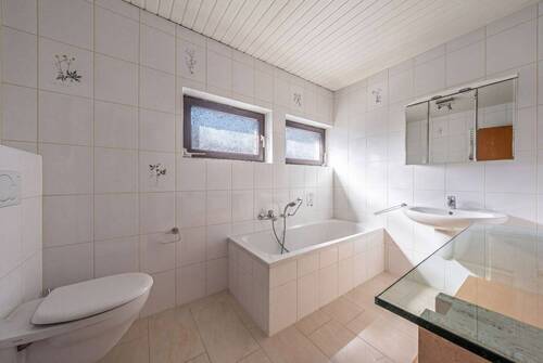 Badezimmer mit Badewanne - 