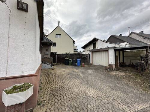 Hof mit Garage und Carport - 3 Zimmer Einfamilienhaus in Kirchberg