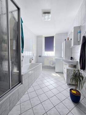 Badezimmer - Etagenwohnung mit 89,20 m&sup2; in Köthen (Anhalt) zur Miete