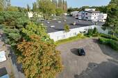 Ansicht und Parkplatz - REPRÄSENTATIVES BÜROGEBÄUDE MIT LAGER- UND AUSSTELLUNGSFLÄCHE IM DORTMUNDER WESTEN