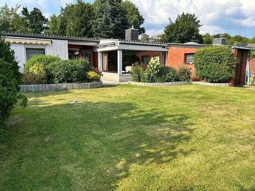 Hausansicht - IN BESTER WOHNLAGE - EBENERDIG - REIHENMITTELHAUS MIT SCHÖNEM GARTEN