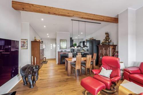 Essbereich mit Blick in die offene Einbauküche - 