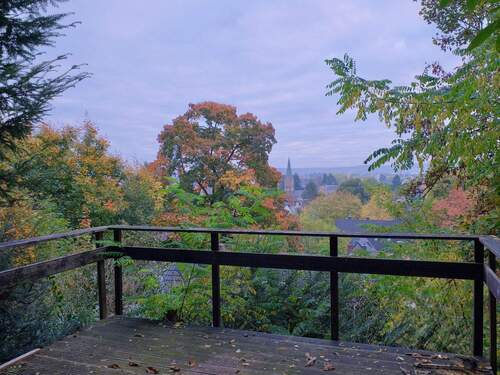 Terrasse oberhalb des Hauses im Herbst - 