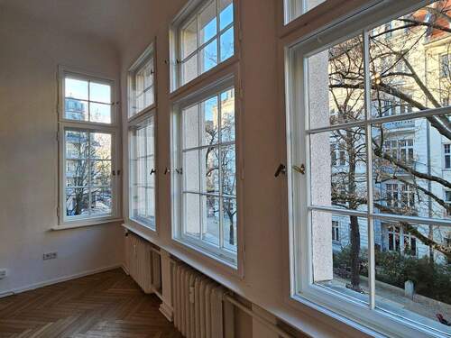 üppiges Wohnzimmer - Altbaucharme - 1 Zimmer Etagenwohnung in Berlin