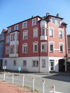 Hausansicht mit Eingangsbereich - Etagenwohnung mit 60,00 m&sup2; in Lüdenscheid zur Miete