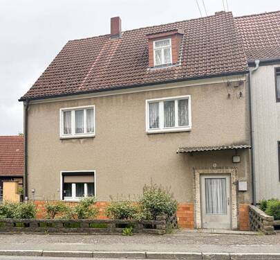 Hausansicht - Werden Sie zum Selbstversorger: Ihr Bauernhaus mit Nebengebäude wartet auf Sie!