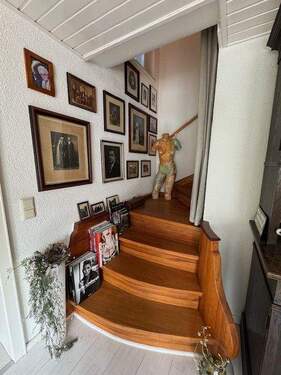  repräsantive Treppe zum Dachgeschoss - 