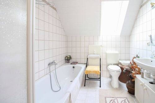 Bad mit Dusche und Badewanne - 