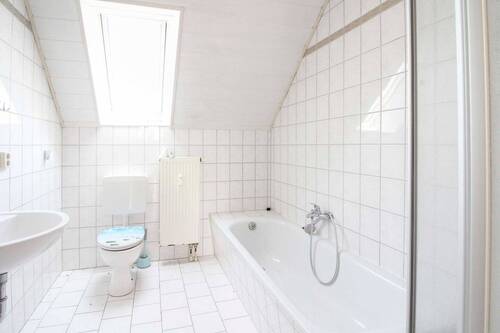 Bad mit Dusche und Badewanne - 