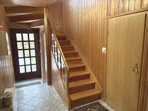 Eingangsbereich mit Treppe ins OG - 