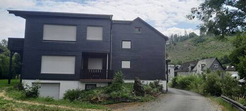 Seitenansicht - 7 Zimmer Mehrfamilienhaus, Wohnhaus zum Kaufen in Dietzhölztal