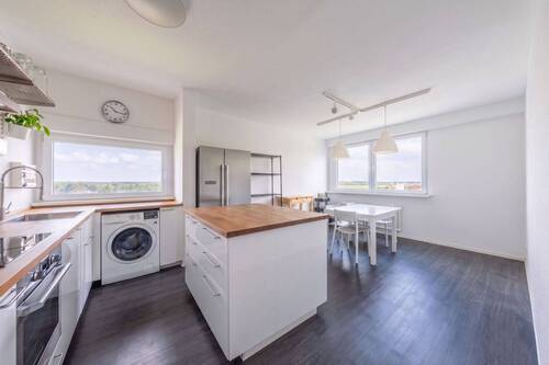 Küche - Großzügiges Raumwunder: gepflegte 5-Zimmer-Wohnung mit zwei Loggien und Garage