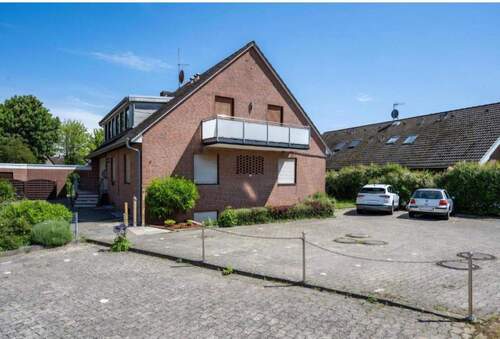 Vorderansicht mit Parkplaetzen - 2-Zimmerwohnung mit zusätzlichen Souterrainräumen, provisionsfrei