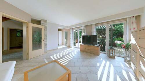 Wohnzimmer mit Zugang zum Ess-Küchenbereich und Garten - Einfamilienhaus mit 127,00 m&sup2; in Berlin zum Kaufen