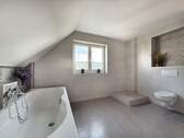 Tagesbelichtetes Wannen-Duschbad im OG - 