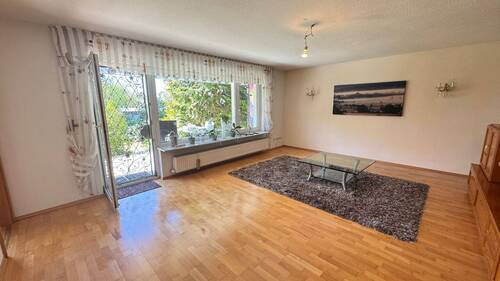 Wohnzimmer - Einfamilienhaus mit 100,50 m&sup2; in Amberg zum Kaufen
