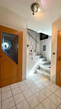 Flur mit Treppe - 