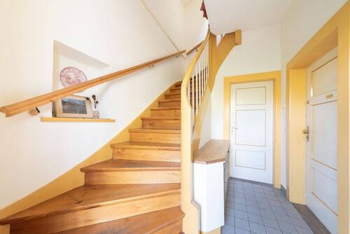 Treppenhaus - 9 Zimmer Mehrfamilienhaus, Wohnhaus zum Kaufen in München