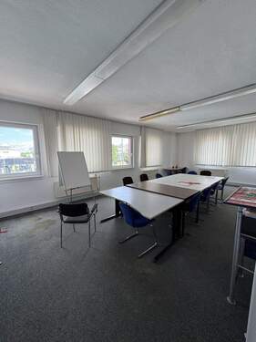 1 - Große Bürofläche zu vermieten - mitten im beliebten Frankfurter Gallus! [HMR-O03E08]