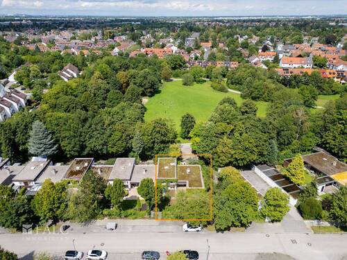 Gebäude mit Parkanlage - 6 Zimmer Reihenendhaus zum Kaufen in München