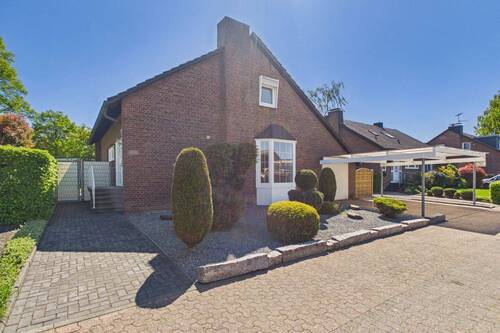 Außenansicht - Familienfreundliches Einfamilienhaus mit Garten, Vollkeller & Doppelcarport in ruhiger Wohnlage