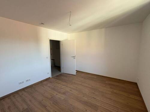 Schlafzimmer mit Blick zur Tür - 