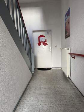 Hinter Eingang Apotheke - 