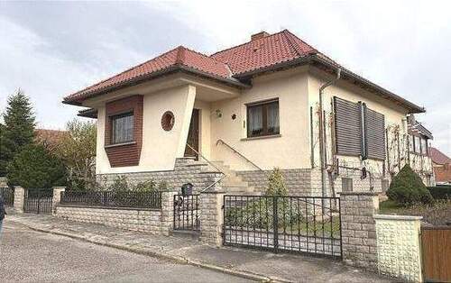 Außenansicht mit Solaranlage - EFH im Bungalowstil mit Garten in Roßleben