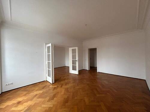 WhatsApp Image 2026-03-25 at 11.50.46 (2) - Großzügige 4-Raum-Altbauwohnung mit Balkon und Stellplatz