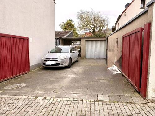 Tor mit PKW-Stellplatz - 