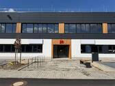 Eingang - Halle mit Büro Nähe Flughafen Schönfeld zu mieten