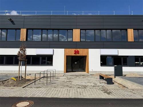 Eingang - Halle mit Büro Nähe Flughafen Schönfeld zu mieten