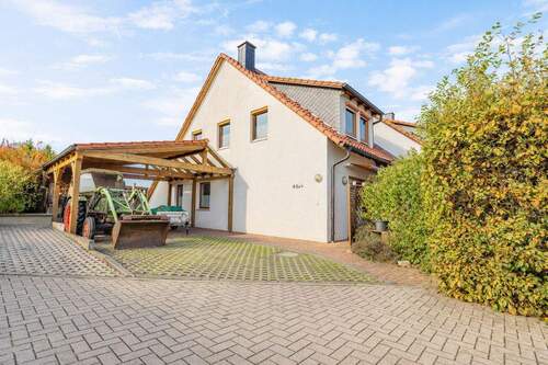 Hausansicht - Wohnen mit Weitblick: Modernisiertes Zweifamilienhaus in Börßum
