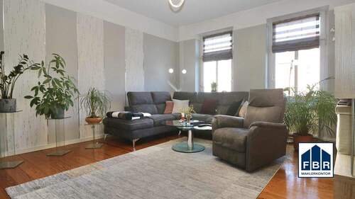 Großes Wohnzimmer mit zwei Zugängen - 