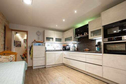 Küche mit Ausgang zur Terasse - 